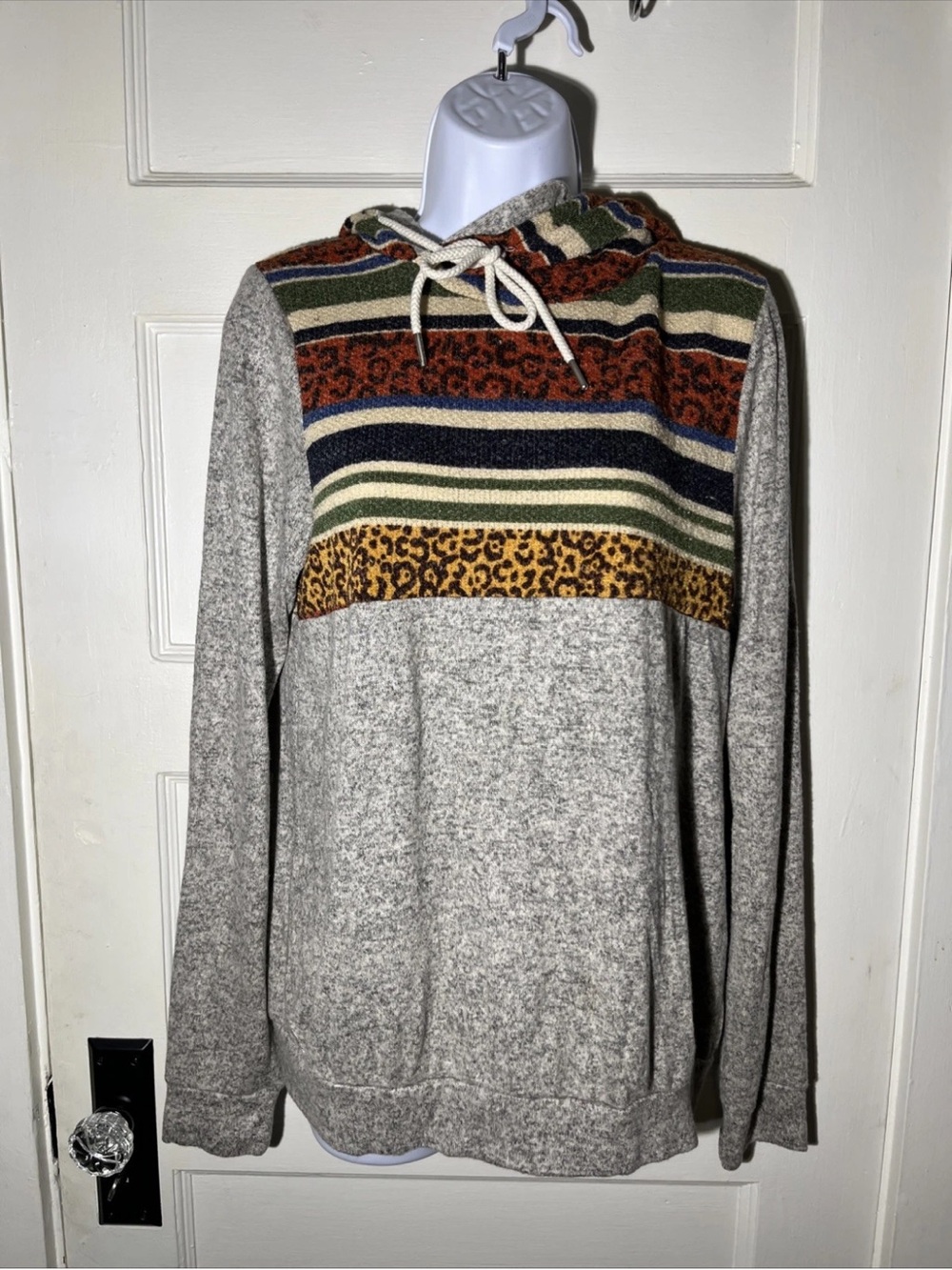 Women’s Hoodie Size Medium Lovely Melody Gray Animal Gray Pullover Sweater
